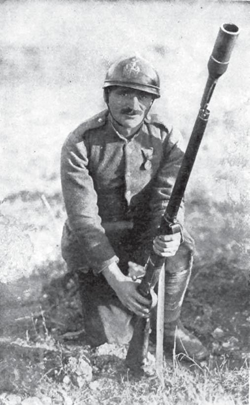 Солдат с французской 26-мм химической ружейной гранатой